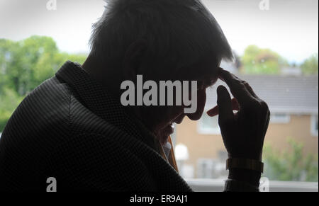 SILHOUETTE RENTNER WIEDER EINSAMKEIT EINSAM OAP RUHESTAND DEPRESSION MANN MÄNNER DEPRESSIV ALLEIN ÄLTEREN SUIZIDALEN UK SCHREI Stockfoto