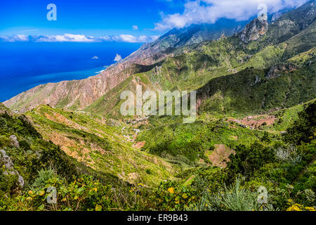 Grüne Berge und Felsen mit Wolken über Peak und Himmel Horizont nahe der Atlantik-Landschaft in Teneriffa Kanarische Insel Stockfoto
