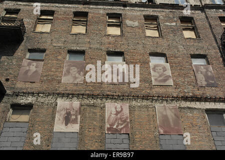 Sonnige Aussicht acht Archiv Fotos der Vorkriegszeit jüdischen Volkes in den verwitterten Ziegel Fenstern der Vorkriegszeit 14 Prozna Street, Warschau Stockfoto