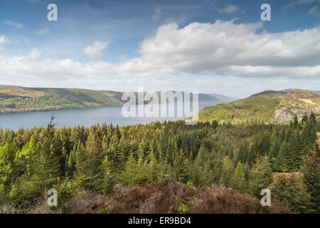 Loch Ness-Blick vom Farigaig in Schottland. Stockfoto