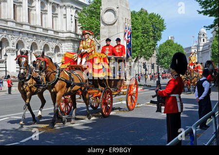 Eine königliche Pferdekutsche Kutsche während der Prozession von der Eröffnung des Parlaments, London, England. Stockfoto