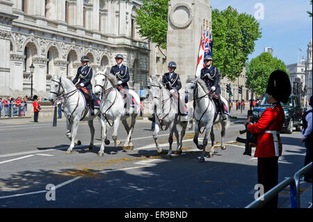 Vier Polizisten auf dem Pferderücken führt die königliche Prozession während der Eröffnung des Parlaments, London, England. Stockfoto