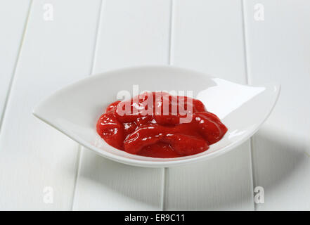 Tomaten-Dip-Sauce in Schüssel weiß Stockfoto