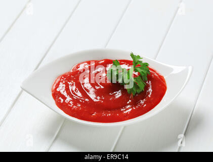Tomaten-Dip-Sauce in Schüssel weiß Stockfoto
