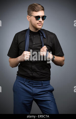 Stilvollen Mann im schwarzen Hemd und verspiegelten Sonnenbrillen Stockfoto