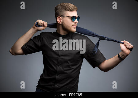Stilvollen Mann im schwarzen Hemd und verspiegelten Sonnenbrillen Stockfoto