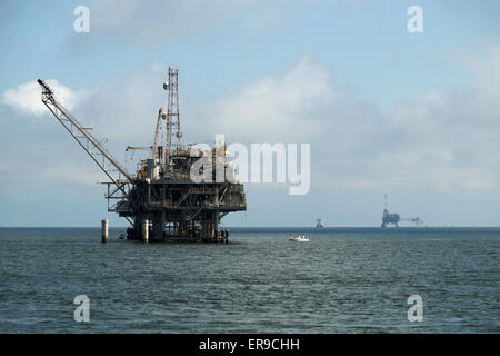 Erdgas-Plattformen sitzen in der Mobile Bay am südlichen Ende von Alabama. Stockfoto