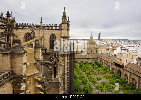 Westlich von Giralda Turm die Kathedrale von Sevilla mit Tür der Vergebung zu Orange Tree Hof ansehen Stockfoto