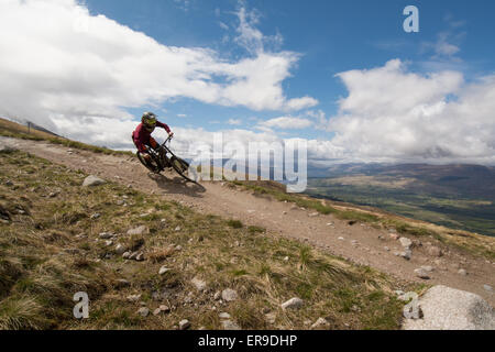 Aonach Mor, Fort William, Schottland, Großbritannien. 29. Mai 2015. UK-Wetter: mit einer Woche bis zum Beginn der UCI Mountain Bike World Cup in Fort William, heute war ein gemischter Tag Sonnenschein und Duschen für Fahrer, die Ausbildung an den Hängen des Aonach Mor Credit: Kay Roxby/Alamy Live News Stockfoto