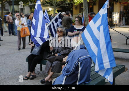 Athen, Griechenland. 29. Mai 2015.Older Golden Dawn Sympathisanten setzen Sie sich mit griechischen Flaggen, warten auf die Rallye zu starten. Rechtsradikale Partei Golden Dawn Kundgebung eine in Athen, Erinnerung an dem Fall von Konstantinopel und dem Tod des letzten byzantinischen Kaisers Constantine XI Palaiologos im Jahre 1453. Seine Legende erklären, dass er Constantinople für das Christentum wieder erobern wird. Bildnachweis: Michael Debets/Alamy Live-Nachrichten Stockfoto