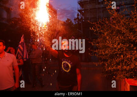 Athen, Griechenland. 29. Mai 2015.A Golden Dawn sympathisierender hält eine brennende Fackel. Rechtsradikale Partei Golden Dawn Kundgebung eine in Athen, Erinnerung an dem Fall von Konstantinopel und dem Tod des letzten byzantinischen Kaisers Constantine XI Palaiologos im Jahre 1453. Seine Legende erklären, dass er Constantinople für das Christentum wieder erobern wird. Bildnachweis: Michael Debets/Alamy Live-Nachrichten Stockfoto