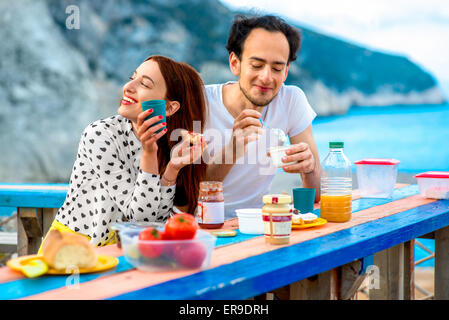 Junges Paar beim Frühstück im freien Stockfoto