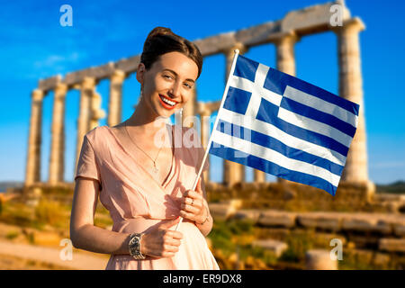 Frau mit griechischer Flagge auf antiken Ruinen Hintergrund Stockfoto