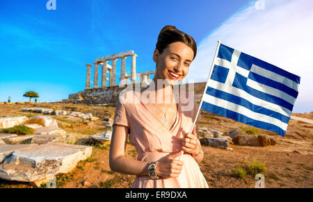 Frau mit griechischer Flagge auf antiken Ruinen Hintergrund Stockfoto