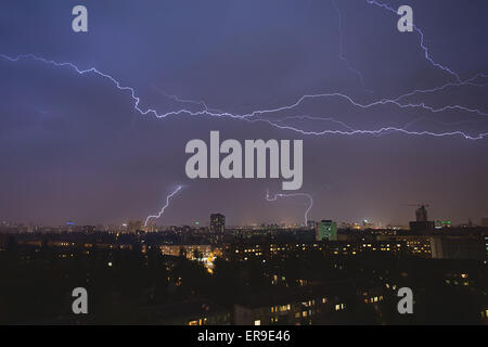 Blitze über Nacht Stadt während eines Gewitters. Kiew, U Stockfoto