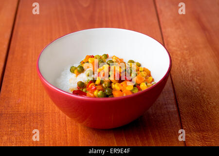 Schüssel mit asiatischen Klebreis mit Gemüsesauce Stockfoto