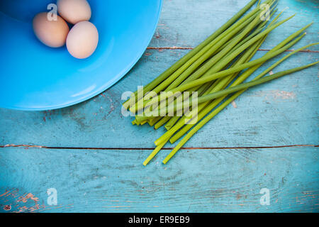 Natürlichen weißen Eiern in einer blauen Schüssel Stockfoto