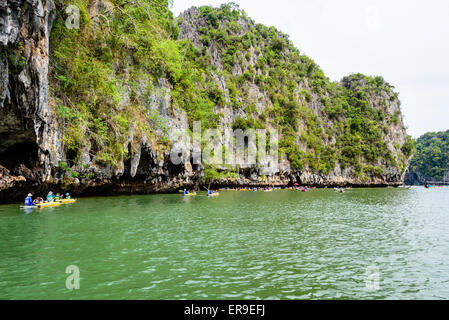 PHANG NGA, THAILAND - 27. April 2015: Touristen freuen sich über das Kanufahren in der Nähe von Insel auf der Meeresoberfläche bei Tham Lod Höhle in Ao Stockfoto