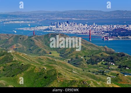 Luftaufnahme über Mt. Tamalpais - Mt. Tam - Marin County, Kalifornien, in der Nähe von San Francisco, im Frühjahr. Stockfoto