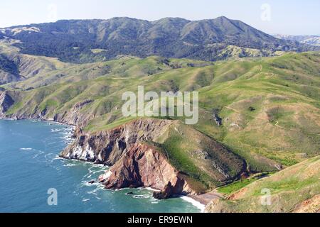 Luftaufnahme über Mt. Tamalpais - Mt. Tam - Marin County, Kalifornien, in der Nähe von San Francisco, im Frühjahr. Stockfoto