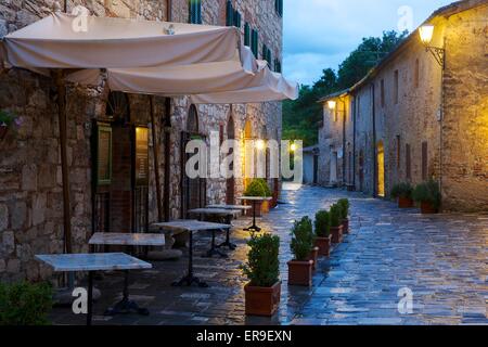 Abend in Bagno Vignoni, einem kleinen Dorf in der Toskana mit thermischen Naturteiche. Stockfoto