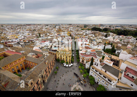 Ost-Ansicht mit Erzbischöfe Palace Plaza Virgen de Los Reyes aus Sevilla Kathedrale Giralda Stockfoto