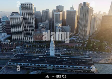 Luftaufnahme über San Francisco bei Sonnenuntergang mit dem Ferry Building Stockfoto