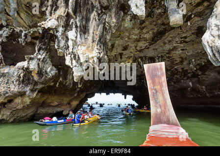 PHANG NGA, THAILAND - 27. April 2015: Glückliche Touristen im Kanu durch die Höhlen der Insel auf der Meeresoberfläche bei Tham Lod Höhle Stockfoto