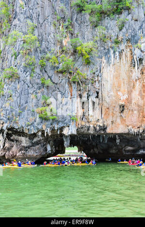 PHANG NGA, THAILAND - 27. April 2015: Touristen freuen sich über das Kanufahren in der Nähe von Insel auf der Meeresoberfläche bei Tham Lod Höhle in Ao Stockfoto