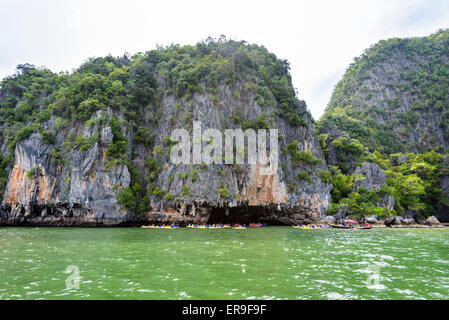 PHANG NGA, THAILAND - 27. April 2015: Touristen freuen sich über das Kanufahren in der Nähe von Insel auf der Meeresoberfläche bei Tham Lod Höhle in Ao Stockfoto