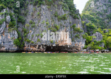 PHANG NGA, THAILAND - 27. April 2015: Touristen freuen sich über das Kanufahren in der Nähe von Insel auf der Meeresoberfläche bei Tham Lod Höhle in Ao Stockfoto