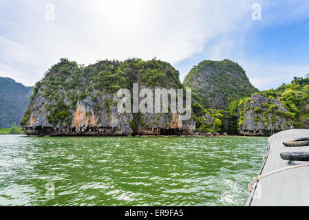 Schöne Landschaft der Insel Meer und Himmel im Sommer als Touristen freuen sich mit dem Kanu bei Tham Lod Höhle in Ao Phang Nga Bay Stockfoto