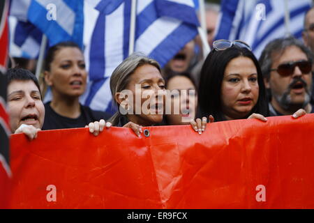 Athen, Griechenland. 29. Mai 2015.Golden Dawn Sympathisanten reden anhören und Parolen schreien. Rechtsradikale Partei Golden Dawn Kundgebung eine in Athen, Erinnerung an dem Fall von Konstantinopel und dem Tod des letzten byzantinischen Kaisers Constantine XI Palaiologos im Jahre 1453. Seine Legende erklären, dass er Constantinople für das Christentum wieder erobern wird. Bildnachweis: Michael Debets/Alamy Live-Nachrichten Stockfoto