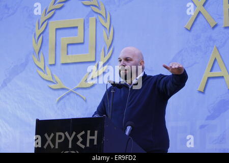 Athen, Griechenland. 29. Mai 2015.Golden Dawn MP (Member Of Parliament) Ilias Panagiotaros befasst sich mit die Rallye. Rechtsradikale Partei Golden Dawn Kundgebung eine in Athen, Erinnerung an dem Fall von Konstantinopel und dem Tod des letzten byzantinischen Kaisers Constantine XI Palaiologos im Jahre 1453. Seine Legende erklären, dass er Constantinople für das Christentum wieder erobern wird. Bildnachweis: Michael Debets/Alamy Live-Nachrichten Stockfoto