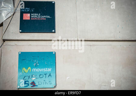 Barcelona, Spanien. 29. Mai 2015. Markante "Movistar" Subunternehmer haben geschrieben "Streik - 53 Tage - Exploits" auf einem Schild im besetzten "Mobile World Center" in Barcelona Credit: Matthias Oesterle/ZUMA Wire/ZUMAPRESS.com/Alamy Live News Stockfoto