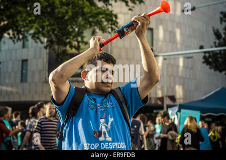 Barcelona, Spanien. 29. Mai 2015. Markante Subunternehmer "Movistar" und Sympathisant Protest vor der besetzten "Mobile World Center" in Barcelona nach Richter hat seine Räumung Credit bestellt: Matthias Oesterle/ZUMA Wire/ZUMAPRESS.com/Alamy Live News Stockfoto