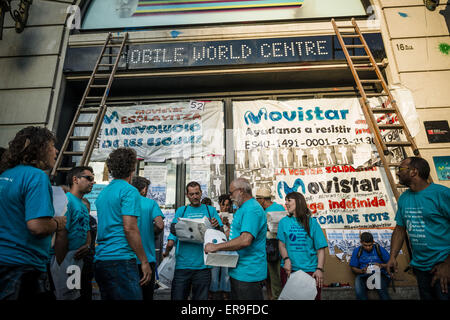 Barcelona, Spanien. 29. Mai 2015. Markante Subunternehmer "Movistar" und Sympathisant Protest vor der besetzten "Mobile World Center" in Barcelona nach Richter hat seine Räumung Credit bestellt: Matthias Oesterle/ZUMA Wire/ZUMAPRESS.com/Alamy Live News Stockfoto