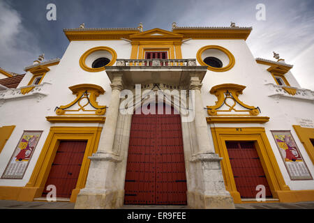 Haustüren und barocke Fassade von der Plaza de Toros Stierkampf ring in Sevilla Spanien Stockfoto