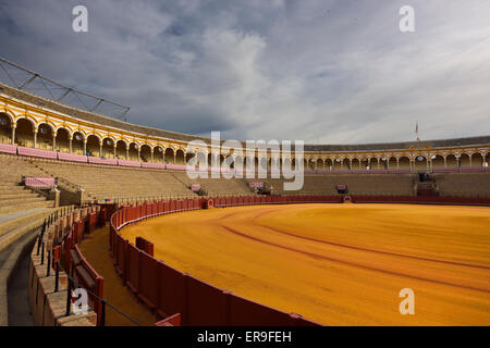 Golden Sand und leer steht bei Stierkampfarena in Sevilla Stockfoto