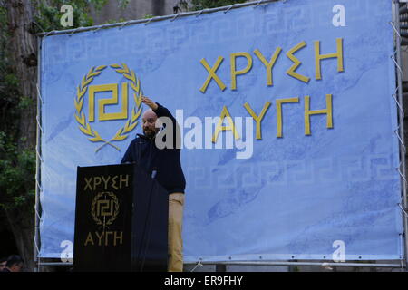 Athen, Griechenland. 29. Mai 2015.Golden Dawn MP (Member Of Parliament) Ilias Panagiotaros befasst sich mit die Rallye. Rechtsradikale Partei Golden Dawn Kundgebung eine in Athen, Erinnerung an dem Fall von Konstantinopel und dem Tod des letzten byzantinischen Kaisers Constantine XI Palaiologos im Jahre 1453. Seine Legende erklären, dass er Constantinople für das Christentum wieder erobern wird. Bildnachweis: Michael Debets/Alamy Live-Nachrichten Stockfoto