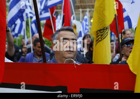 Athen, Griechenland. 29. Mai 2015.Golden Dawn Sympathisanten reden anhören und Parolen schreien. Rechtsradikale Partei Golden Dawn Kundgebung eine in Athen, Erinnerung an dem Fall von Konstantinopel und dem Tod des letzten byzantinischen Kaisers Constantine XI Palaiologos im Jahre 1453. Seine Legende erklären, dass er Constantinople für das Christentum wieder erobern wird. Bildnachweis: Michael Debets/Alamy Live-Nachrichten Stockfoto