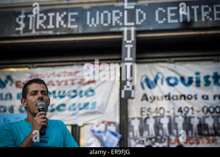 Barcelona, Spanien. 29. Mai 2015. Markante Subunternehmer "Movistar" und Sympathisant Protest vor der besetzten "Mobile World Center" in Barcelona nach Richter hat seine Räumung Credit bestellt: Matthias Oesterle/ZUMA Wire/ZUMAPRESS.com/Alamy Live News Stockfoto