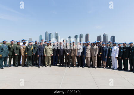 (150529)--NEW YORK, 29. Mai 2015 (Xinhua)--Herve Ladsous (C, vorne), Untergeneralsekretär der Vereinten Nationen für Friedenssicherungseinsätze, posiert mit Militär und Polizeipersonal der UN Medaille nach einer Service-Medaille Zeremonie am internationalen Tag der Friedenssicherungskräfte der Vereinten Nationen im UN-Hauptquartier in New York, 29. Mai 2015. UN-Generalsekretär Ban Ki-Moon am Freitag führte die Weltorganisation in Ehren Friedenstruppen, in UN-Friedensmissionen weltweit starb, während salutieren, diejenigen, die ihre Mandate in den gefährlichsten Orten der Welt dienen. (Xinhua/Li Muzi) Stockfoto