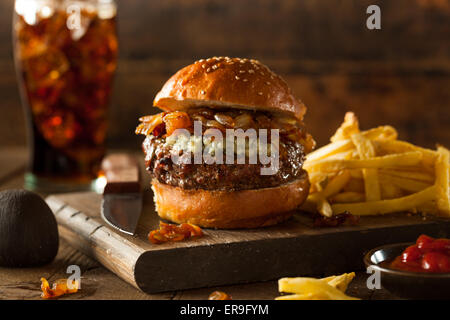 Saftige Blue Cheese Burger mit Zwiebeln und Speck Stockfoto