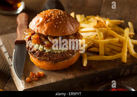 Saftige Blue Cheese Burger mit Zwiebeln und Speck Stockfoto