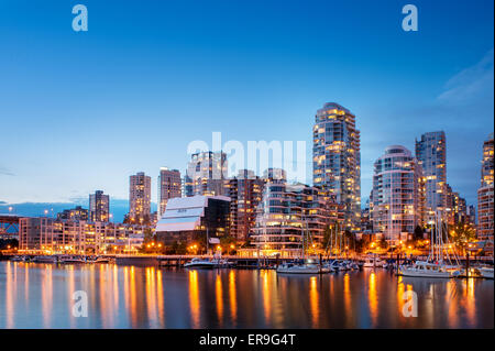 Skyline von Vancouver in der Abenddämmerung.  Vancouver British Columbia, Kanada Stockfoto