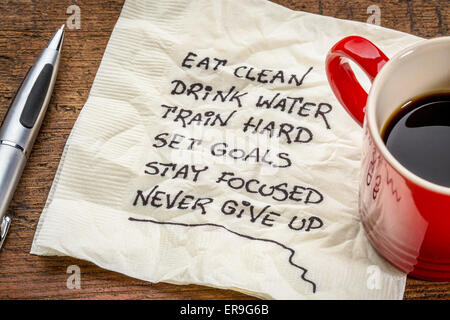 gesunder Lifestyle-Tipps - Handschrift auf einer Serviette mit einer Tasse Kaffee Stockfoto