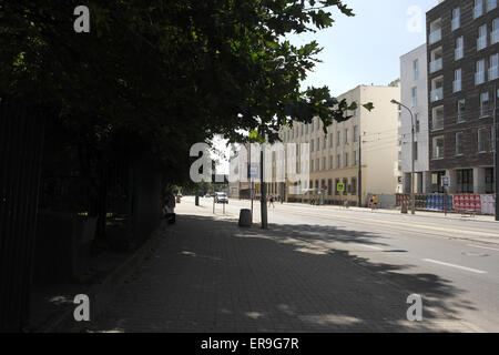 Blick in den blauen Himmel Bäume überhängenden Bürgersteig zu Schule und Wirtschaft Schule komplexe Zahl 1 Gebäude, Stawki Straße, Warschau Stockfoto