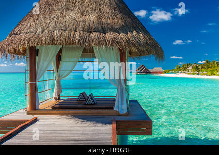 Romantisch und luxuriös Overwater Spa mit Blick auf die Panorama tropische Lagune Stockfoto