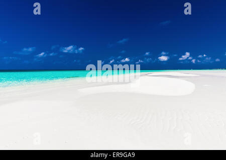 Kleine leere Sandbank mitten im tropischen Lagune im Atoll der Malediven Stockfoto